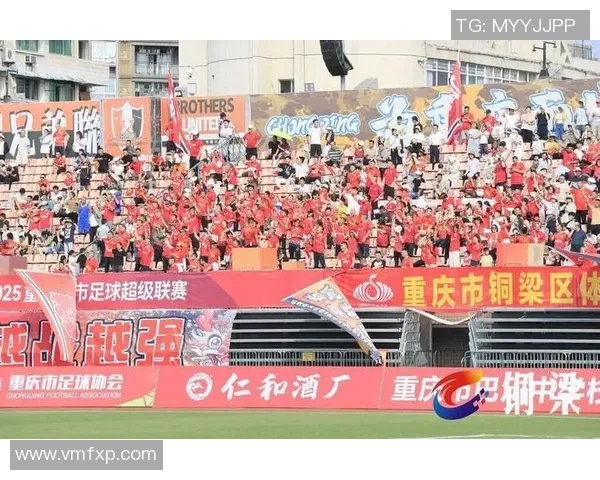 足球明星与球迷的热情瞬间汇聚成的精彩合集 足球明星与球迷的热情瞬间汇聚成的精彩合集