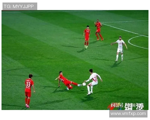 足球明星颠卷纸挑战赛引发热潮球迷纷纷模仿展现创意与技巧 足球明星颠卷纸挑战赛引发热潮球迷纷纷模仿展现创意与技巧